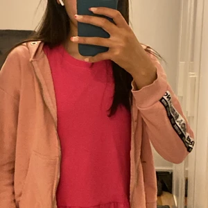 Kofta rosa  - Säljer min rosa kofta som jag har nästan aldrig använt. Köpte för 3 år sedan . Köpte den då utomlands . Den är i bra skick. Passar xs/s . Köparen står för frakten. Står inte för postnord slarv. Mer info skriv dm 👍