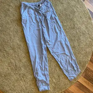 säljer dessa luftiga blåa sköna byxorna pga de har blivit för korta. dom passar perfekt till sommaren för att dom är svala  och väldigt bekväma! skriv till mig om ni har frågor!🥰❤️ de stryks och tvättas innan dom skickas.