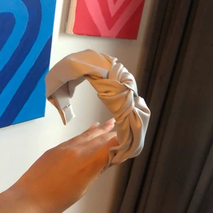 Super gulligt diadem - Säljer detta superfina diadem från Gina tricot, helt nytt och aldrig använt🤍🤍