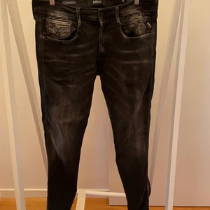 Replay jeans - Jeansen är i storlek l 34 w 36 och är i ny skick endast använda vid 2 tillfällen och säljer pga att de inte passar, nypris 1800