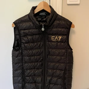 EA7 Väst - Säljer min EA7 väst då den börjar bli lite för liten. Jag ör ca 172 och den sitter precis så den passar på mig så skulle rekommendera någon som är mellan 160-170. Västen är i suverän skick.  Nypris: 1199  Jag säljer för 600kr  Skick: 9-10