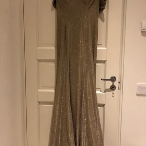 Klänning - Klänning i storlek 40/42, stretchigt tyg. Champagne färg.