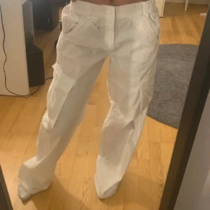 Vita cargo pants/byxor lågmidjade - Vita cargo byxor raka i benen super fina lågmidjade aldrig andvända för jag inte känner mig bekväm i modellen slutsåld i alla små storlekar!! Först till kvarn