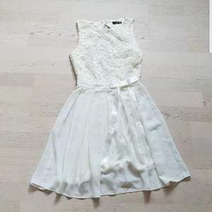 Snygg vit klänning, passar ca xs! 💖20 kr💖 frakt 57 kr! 3 för 2 på min sida