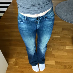 Bootcut jeans - Såå fina blå bootcut jeans som sitter som en smäck!! Storlek 38 men passar mer 36/34 skulle jag tro!! 😊 köpta här på plick! Jag är 165 och dom går ner till fötterna på mig