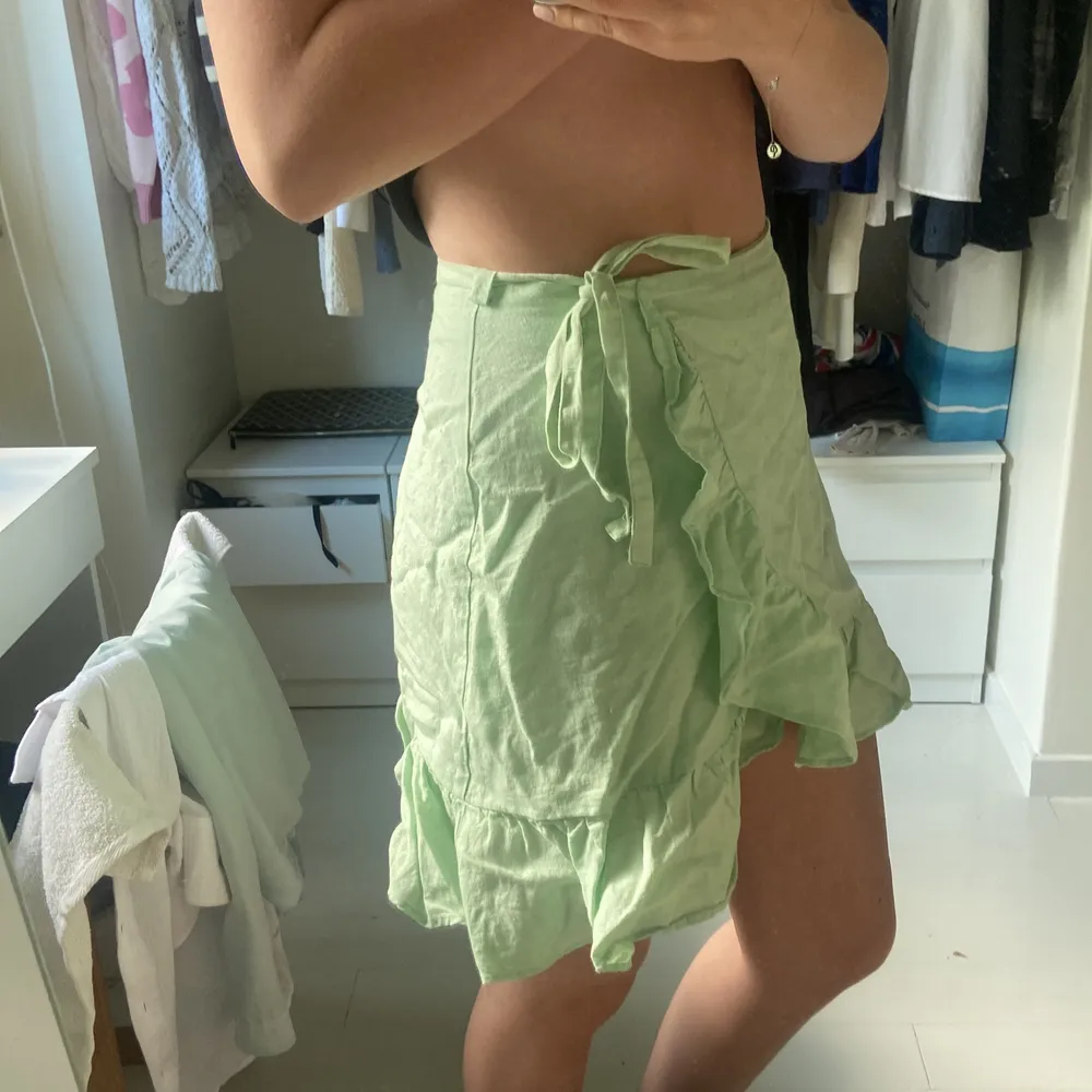 Jätte fin mint grön omlott kjol från Other stories, man knyter den själv med hjälp av snörena. Den är skön och perfekt nu i sommar, väldigt bra skick (obs skrynklig på bild) . Kjolar.