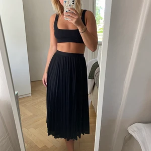 Plisserad kjol från HM - Säljer denna jättefina svart plisserade kjol från HM. Den är knappt använd och därav i väldigt bra skick. Använder den inte längre så säljer vidare den. Frakt tillkommer om inget annat är överenskommet ☺️