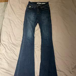 Säljer lois jeans som är i nyskick. Storlek 24 längd 34. Nypris 1500kr mitt pris 400kr 
