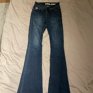 Lois jeans  - Säljer lois jeans som är i nyskick. Storlek 24 längd 34. Nypris 1500kr mitt pris 400kr 