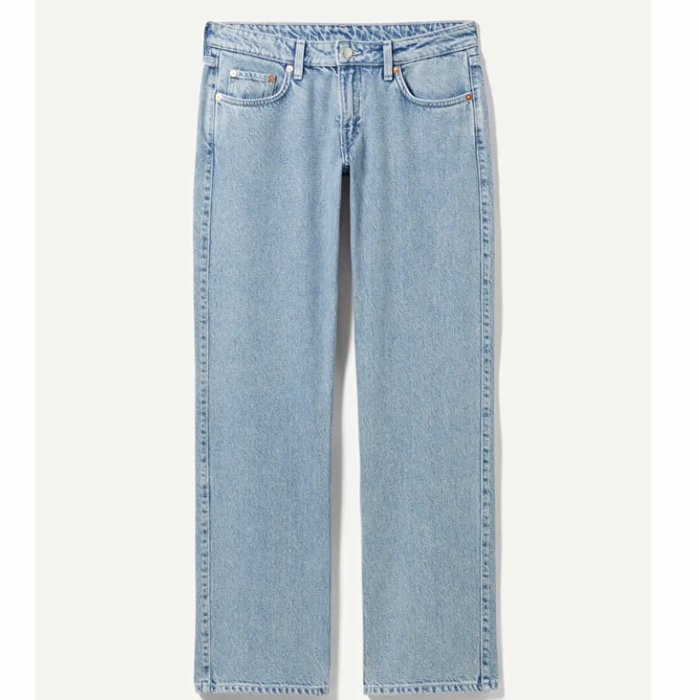 Säljer dessa skitsnygga arrow low stright leg jeansen från Weekday! Dem är i färgen summerblue. Säljer då de inte kommer till andhämtning. Använt ca 3 gånger! (Kom prov för fler bilder) Tryck inte på köp direkt, det blir bara krångligt<3. Jeans & Byxor.