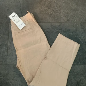 Linnebyxor från ZARA - Helt oanvända linnebyxor från ZARA! Med prislappen kvar. Hör av dig för fler bilder eller frågor! Kan mötas eller fraktas<3