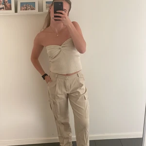 Cargo pants - Skit snygga beiga cargopants! Strl 34 men jag har 36 i andra byxor och passar även mig😍👌🏼 raka och snygga