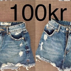 Jeansshorts - Fina jeansshorts, fint skick och en dem vita är endast testade. Pris står på bild🤗   