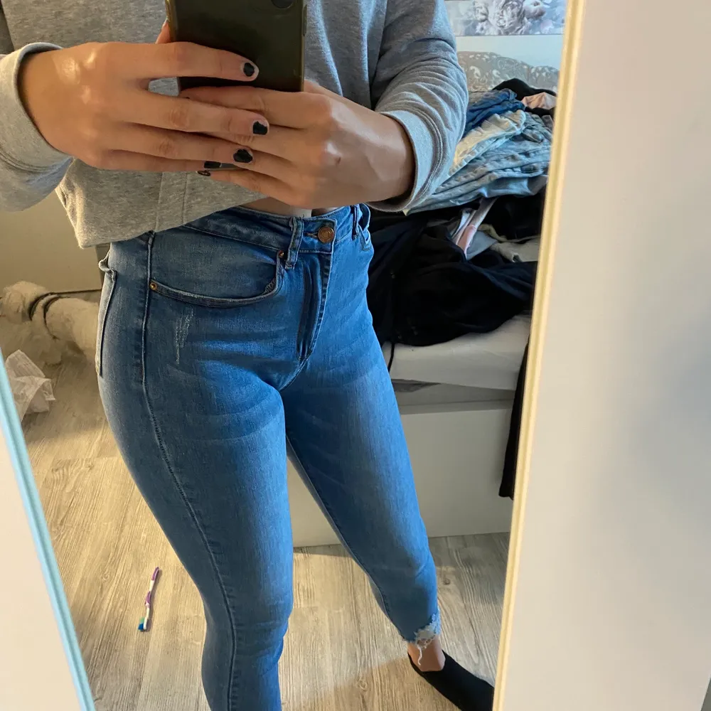 Fina jeans från shein. Säljes pågrund av att dom är för små. Knappt använda. . Jeans & Byxor.