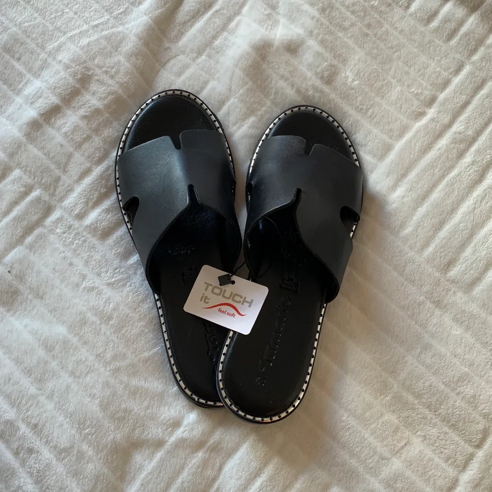 Säljer ett till par av dessa super fina sandaler fast i svart. Helt nya och perfekta nu till sommaren! Spårbarfrakt tillkommer🥰. Skor.