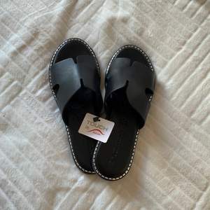 Säljer ett till par av dessa super fina sandaler fast i svart. Helt nya och perfekta nu till sommaren! Spårbarfrakt tillkommer🥰