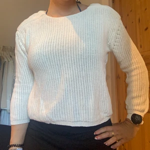 Vero Moda stickad tröja - Stickad tröja från vero Moda med Axelpuffar och även dragkedja i ryggen som extra detalj.