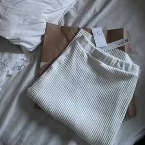 Zara kjol - Säljer denna fina zara kjol i storlek M. Liten i strl så passar S! Slutsåld på hemsidan 