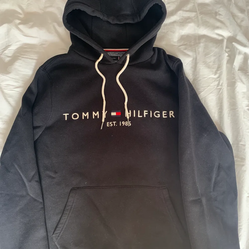 Svart Tommy Hilfiger hoodie i storlek S. Köpt för 1300 kr och endast använd 2-3 gånger. . Hoodies.