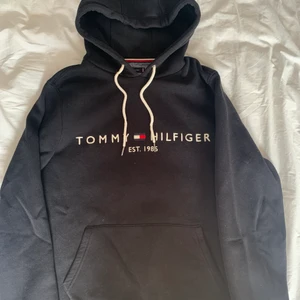 Tommy Hilfiger hoodie - Svart Tommy Hilfiger hoodie i storlek S. Köpt för 1300 kr och endast använd 2-3 gånger. 