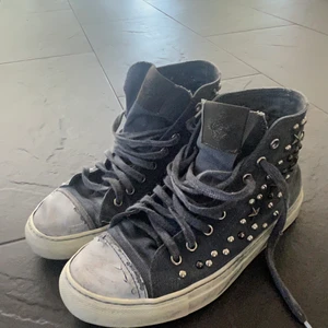 Sneakers med detaljer  - Köpta i Paris för 1700 skorna är otroligt bekväma och unika. Jag brukar vanligtvis ha 38 men detta är 37 och fungerar bra 😊 