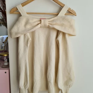 Off-shoulder Barbie tröja - Creme-färgad off-shoulder topp från märket Barbie!