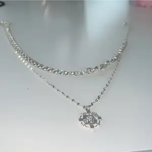 Ett fint silver halsband som knappt är använt