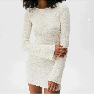 Pull & bear klänning - Aldrig använd klänning från bull&bear med lapparna kvar. Storlek S