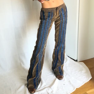 Byxor - RESER OM 4 DAGAR SÅ FÖRST TILL KVARN!! Paketpris går att få:)Säljer de snyggaste existerande byxorna från bebe⭐️ storlek m-s🧃 fraktar för 66kr spårbart eller möts i Fridhemsplan:)