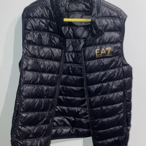 Armani väst  - En helt ny ny väst köpt på Mall of Scandinavia för 1800 kr. Storleken passar mer M då Armani är väldigt stora i sina storlekar.