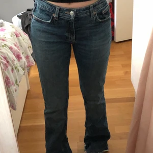Zara lågmidjade bootcut jeans - Snygga lågmidjade jeans från zara. Avklippta så att de passar mig som är 160 cm 😊💕 Nypris: 399