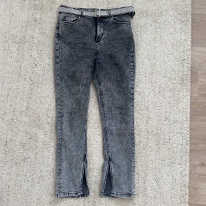 Jeans från Zara - Stentväddade jeans från Zara. Använda fåtal gånger, fint i skick. Storlek 36