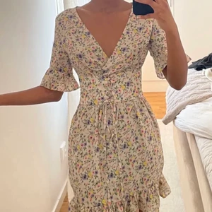 Klänningen  - Klänning som knappt är använd . Storlek 32 /34  Dragkedja baktill och knytning vid midjan från Prettylittething . 