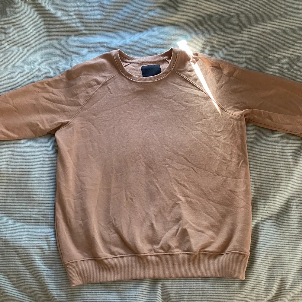 Mörk Beige sweatshirt från lager 157 i storlek M. Färgen passar inte på mig och den har bara använts en gång. Den är lite oversized.. Hoodies.
