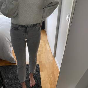 Jättesnygga midwaist flaire jeans från Zara. Jättesjuka i materialet och sjukt bekväma!! 💥
