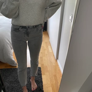 Ljusgrå jeans Zara - Jättesnygga midwaist flaire jeans från Zara. Jättesjuka i materialet och sjukt bekväma!! 💥