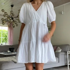 Vit klänning  - Vit kort klänning 🤍 mycket bra skick
