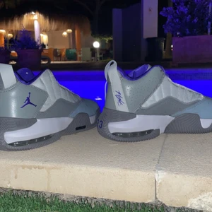 Jordan 23 - Tänkte sälja min jordans endast använda 4-5 gånger finns lite fläckar och snörena är lite smutsiga annars är dom fina 