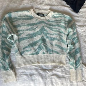 Blå zebramönstrad stickad tröja - En lite croppad stickad tröja från SHEIN, väldigt skön men lite kort för mig🦋