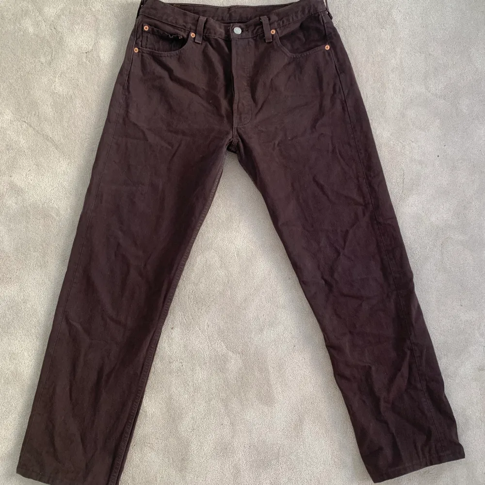 Ett par bruna levi’s jeans i perfekt kvalitet! Så sköna och mjuka och så najs passform. . Jeans & Byxor.