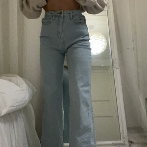 Vida långa Jeans  - Har sytt in midjan men de går enkelt att återställa om dom inte skulle passa, ge ett rimligt bud så blir dom dina🥰