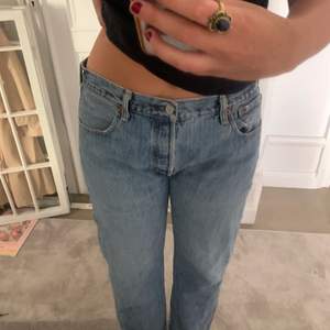 Ett par supersköna baggy levi’s jeans i superskönt material. Det finns ett litet hål i skrevet men verkligen inget som märks. Ca. 32 i längd och passar perfekt på mig som är ca. 172 och M i storlek. 