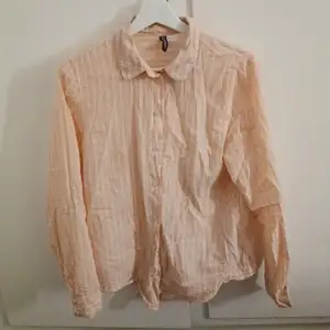 Rosa/vit randig skjorta. Storlek 36. Säljer för 10 kr