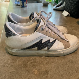 Zadig & Voltaire sneakers storlek 38 - Säljer dessa superfina Zadig & Voltaire sneakers i storlek 38! Bra skick och går lätt att tvätta rent, säljer då de tyvärr inte längre kommer till användning❤️  Köpte för ca 2600kr!