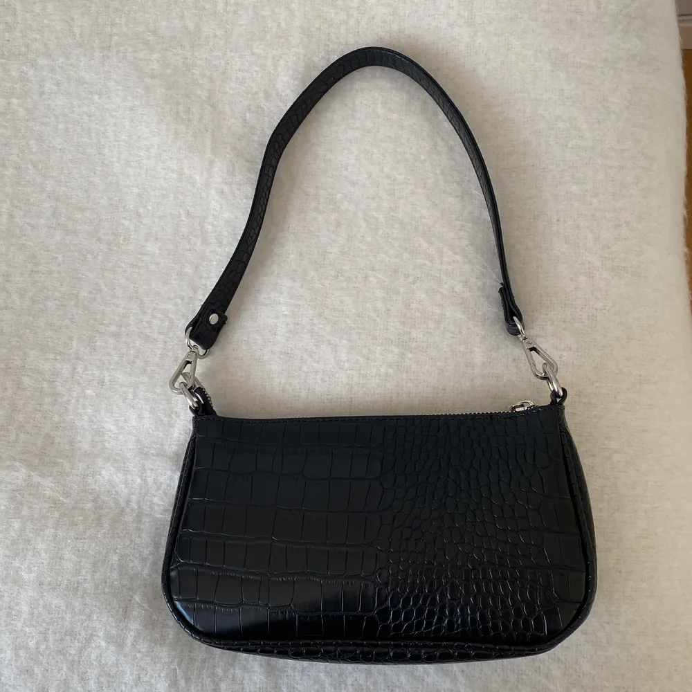 Jätte fin väska i nyskick, perfekt till sommaren😍Köpt från Gina tricot. Väskan har ett fack inuti som passar perfekt till mobil eller plånbok!. Väskor.