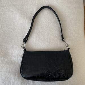 Jätte fin väska i nyskick, perfekt till sommaren😍Köpt från Gina tricot. Väskan har ett fack inuti som passar perfekt till mobil eller plånbok!