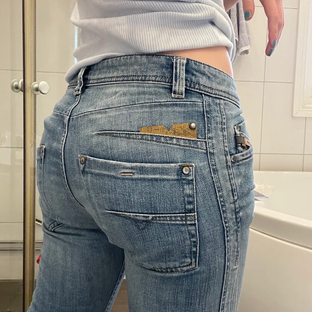 coola thriftade jeans med low/midwaist. För långa i benen på mig som är 163. Stl waist 28 och length 32 men skulle säga att waist snarare passar en 27.. Jeans & Byxor.