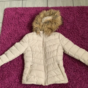 Jacka med päls - Jag säljer min jacka med päls på luvan då den inte passar mig längre, jackan är i storlek s, och den är i jättefint skick. Färgen är beige 