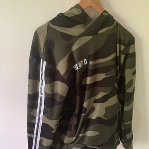 Hoodie  - Militär färgad hoodie. Lite skadad, riven på grund av katt.  