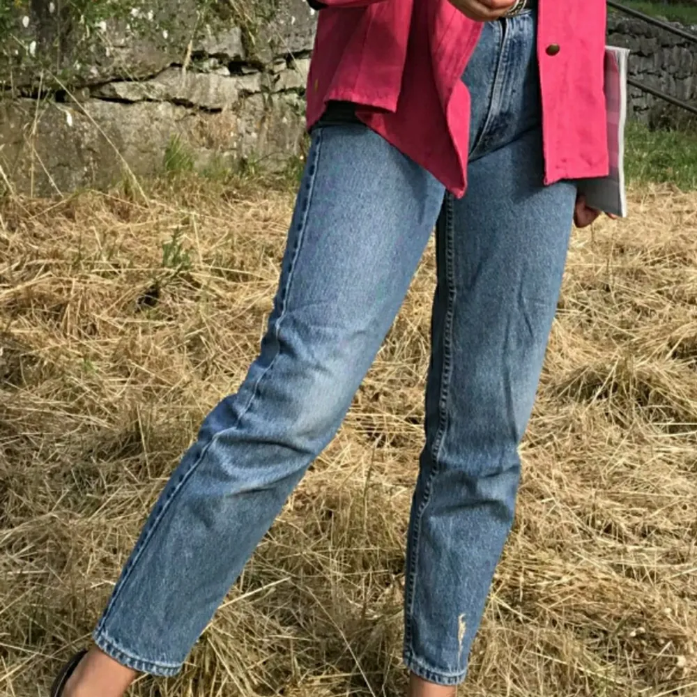 Vintage Levis jeans i väldigt fint skick. Raka/mom jeans style. Är 168 cm och jeansen slutar vid ankeln på mig. Storlek W27.  Upphämtning Nytorget eller Slussen.. Jeans & Byxor.